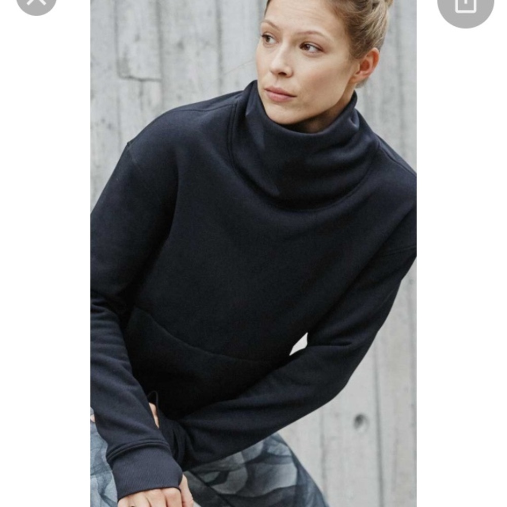 Lululemon kick the cold the funnel neck
